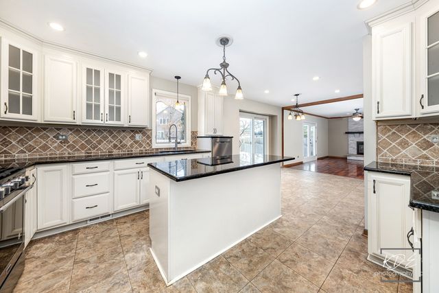 515 Cimarron Drive W, Aurora, IL 60504