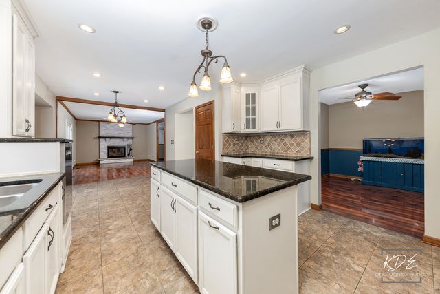 515 Cimarron Drive W, Aurora, IL 60504