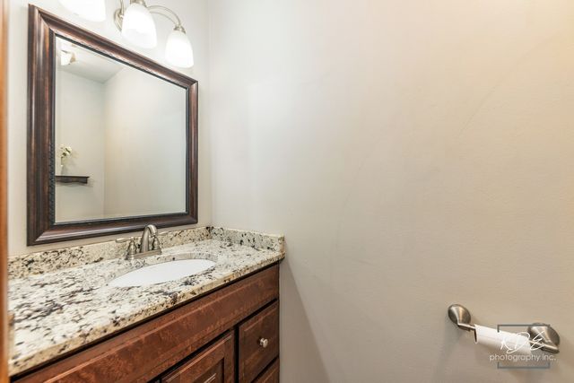 515 Cimarron Drive W, Aurora, IL 60504