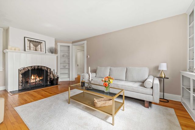 16 North Main Street, Essex, CT 06426