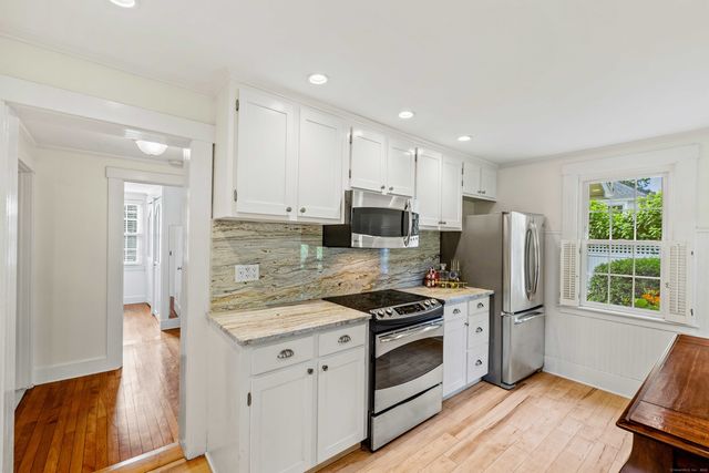 16 North Main Street, Essex, CT 06426