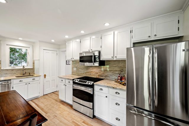 16 North Main Street, Essex, CT 06426