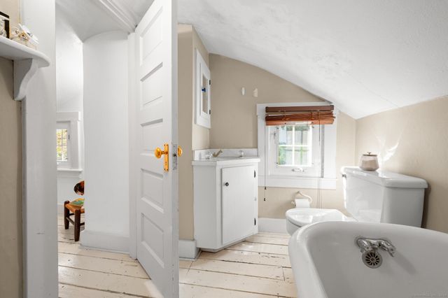 16 North Main Street, Essex, CT 06426