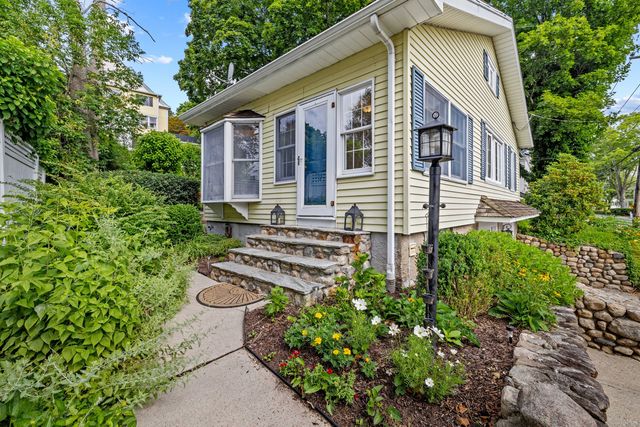 16 North Main Street, Essex, CT 06426