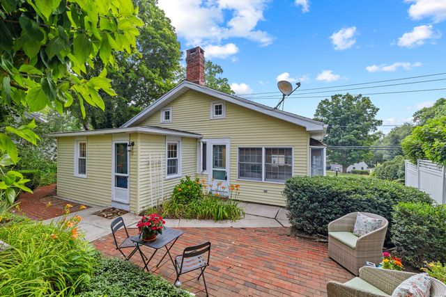 16 North Main Street, Essex, CT 06426