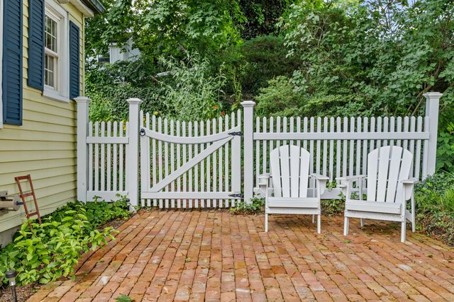 16 North Main Street, Essex, CT 06426