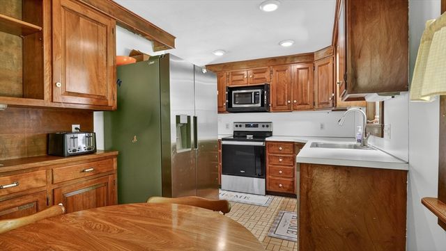 31 Shaker Rd, Westfield, MA 01085
