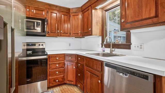 31 Shaker Rd, Westfield, MA 01085