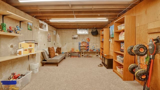31 Shaker Rd, Westfield, MA 01085