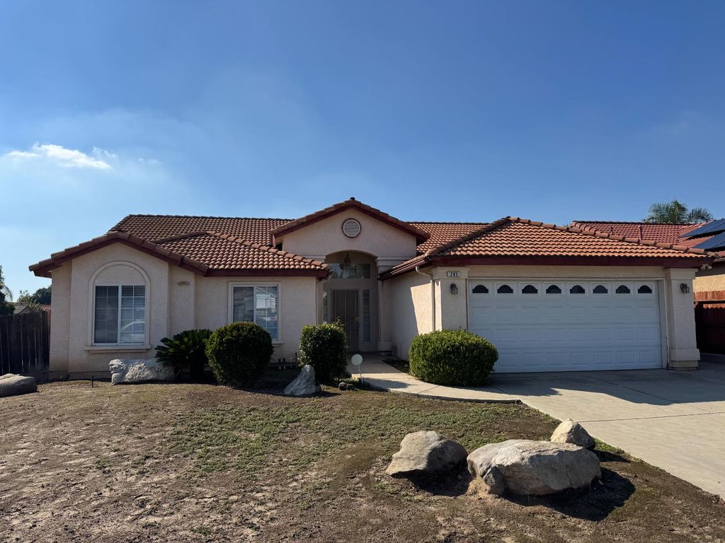 285 Claremont Avenue, Sanger, CA 93657