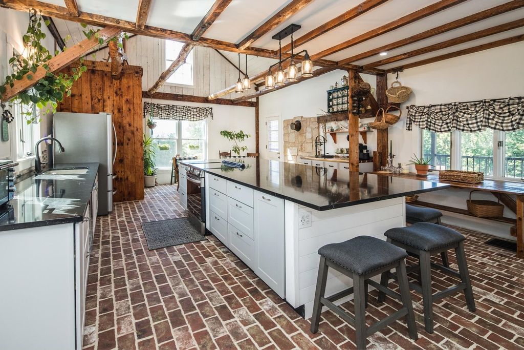 6948 US Rte 7 Road, Pittsford, VT 05763