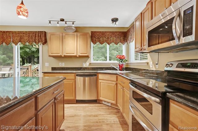 170 Fairhill Way, Howell, MI 48843