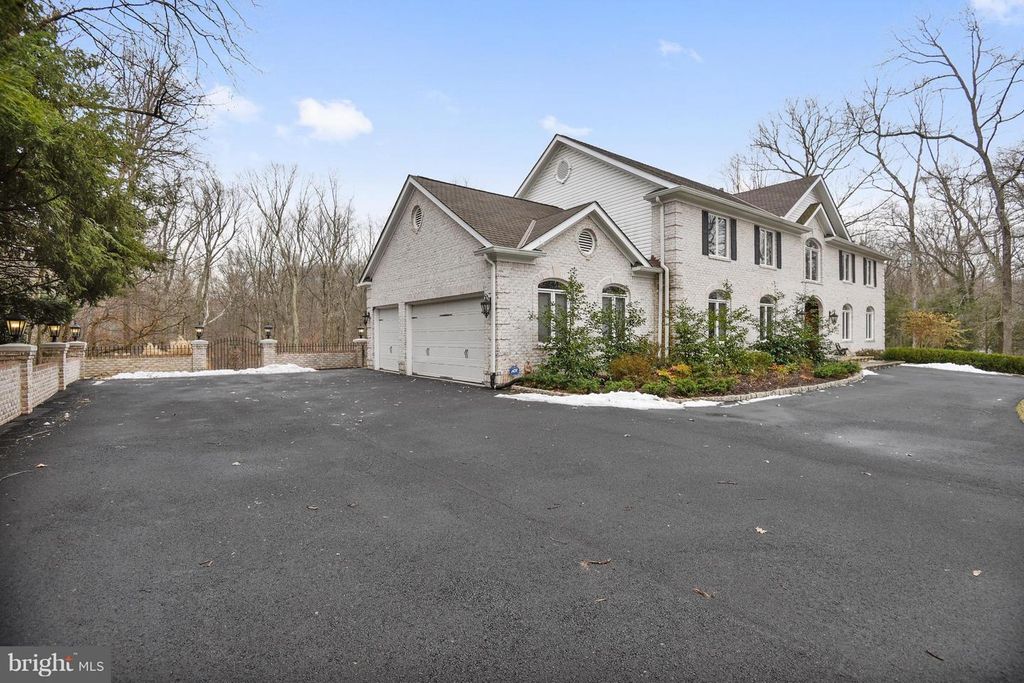 Image 2 of property listing at 8611 BROOK RD, Mclean, VA 22102