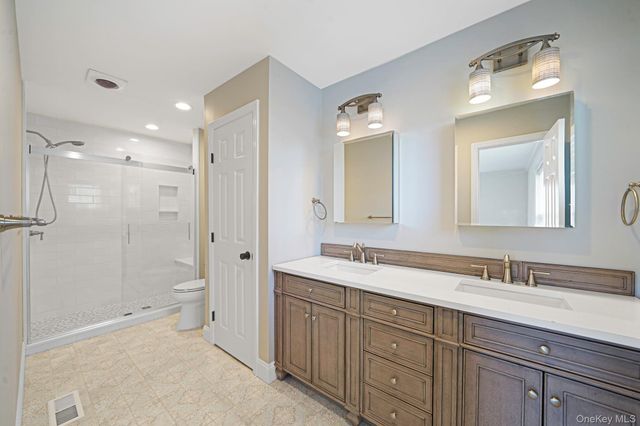 21 Vantage Court, Port Jefferson, NY 11777