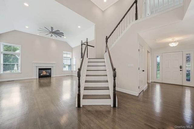 21 Vantage Court, Port Jefferson, NY 11777