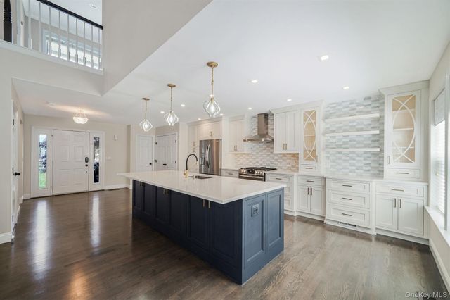 21 Vantage Court, Port Jefferson, NY 11777