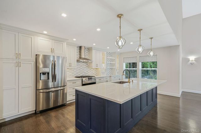 21 Vantage Court, Port Jefferson, NY 11777
