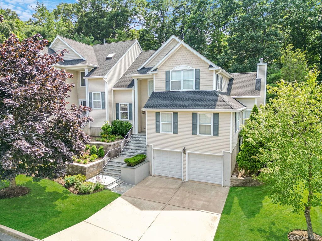 21 Vantage Court, Port Jefferson, NY 11777