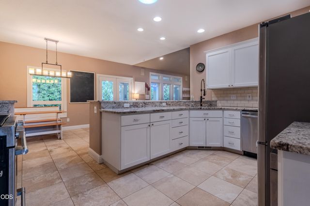 2401 Fox Run, Medford, OR 97504