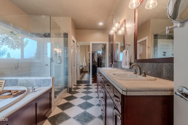 2401 Fox Run, Medford, OR 97504