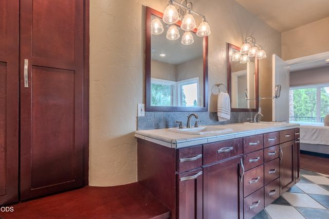 2401 Fox Run, Medford, OR 97504