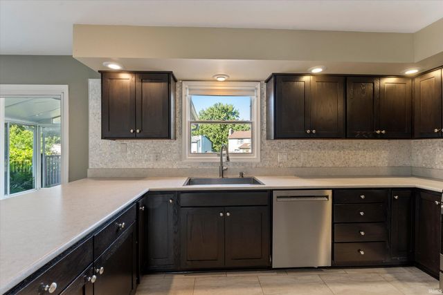 52200 Covered Wagon Trail, Granger, IN 46530