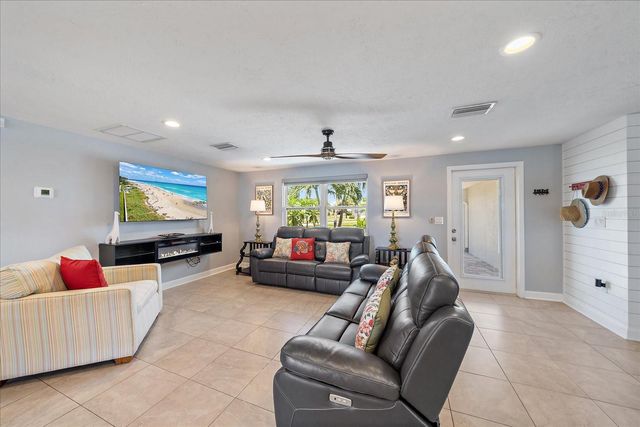 6841 ROXBURY DRIVE, Sarasota, FL 34231