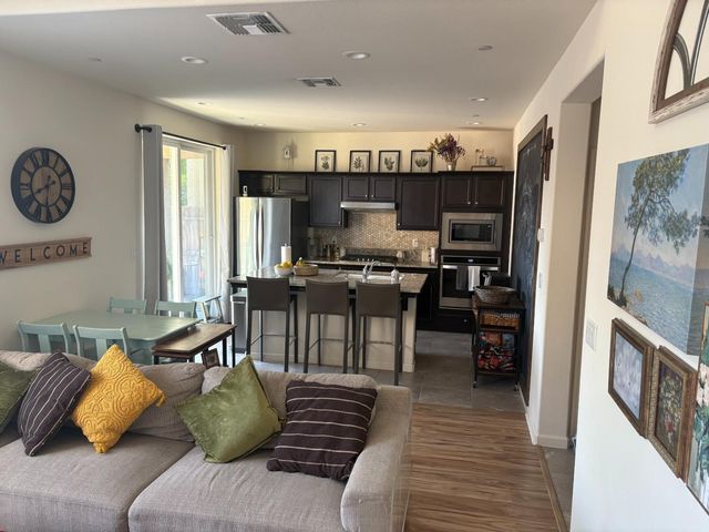 6153 E Peruna Way, Fresno, CA 93727