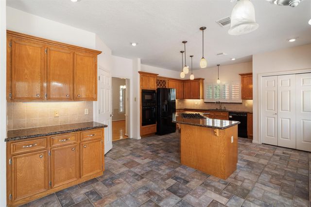 124 Lake Point Drive, League City, TX 77573