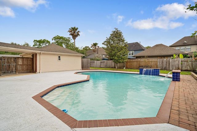 124 Lake Point Drive, League City, TX 77573