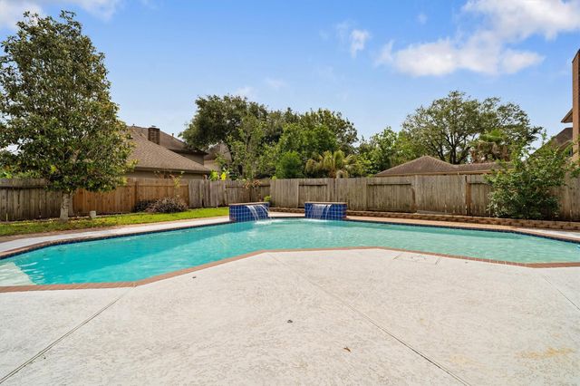 124 Lake Point Drive, League City, TX 77573