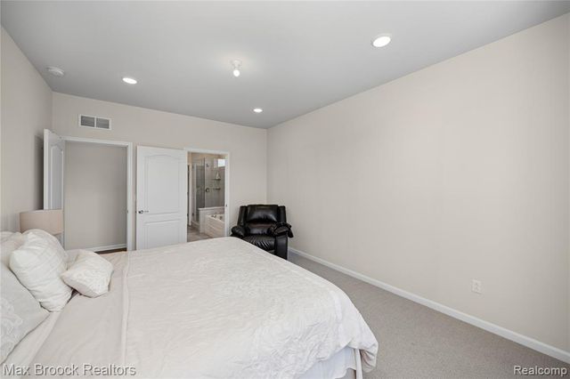 30153 Turtle Creek Circle, New Hudson, MI 48165