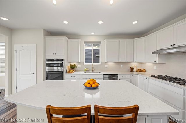 30153 Turtle Creek Circle, New Hudson, MI 48165