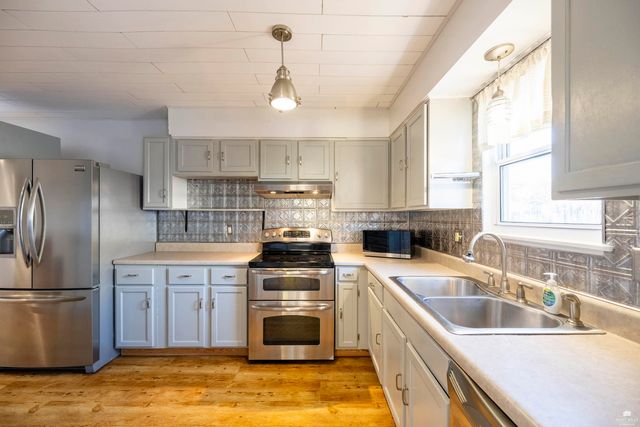 3305 Valleywood Drive, Manhattan, KS 66502