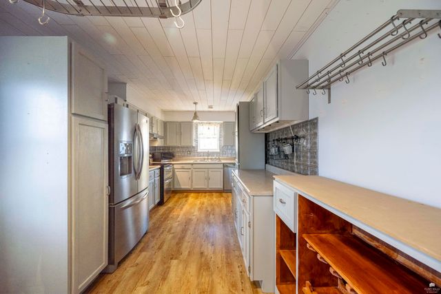 3305 Valleywood Drive, Manhattan, KS 66502