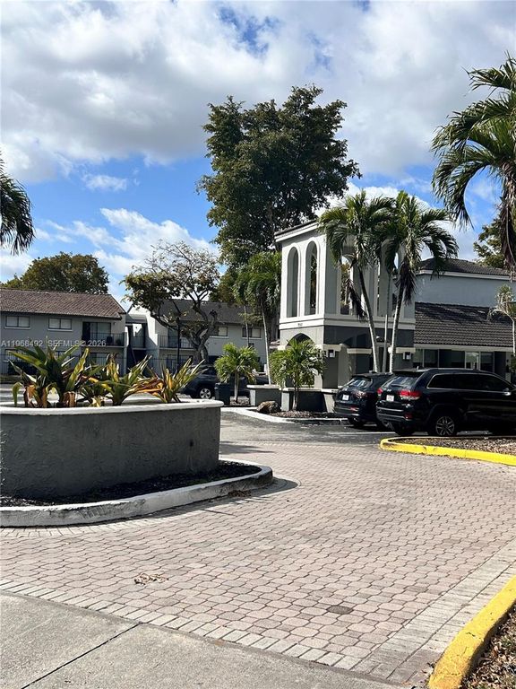 7030 NW 179th St 205, Hialeah, FL 33015