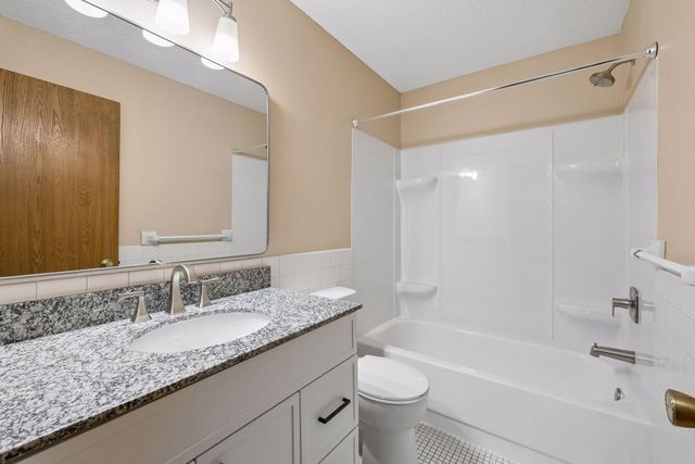 4 Pine Tree Drive 215, Arden Hills, MN 55112