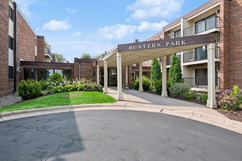 4 Pine Tree Drive 215, Arden Hills, MN 55112 — photo 2