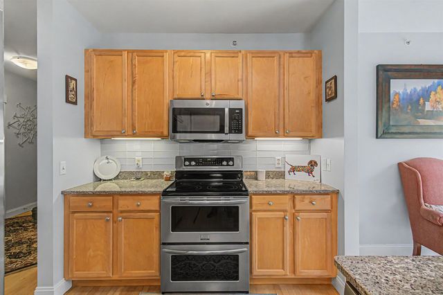 162 S Main St Apt 3D, Stowe, VT 05672