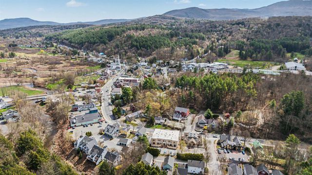162 S Main St Apt 3D, Stowe, VT 05672