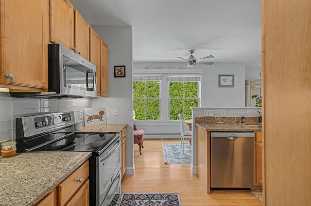 162 S Main St Apt 3D, Stowe, VT 05672