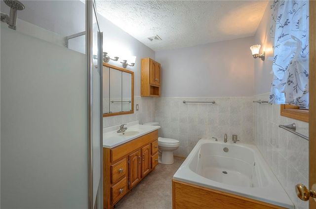 6509 Twin Oaks Drive, Kansas City, MO 64151