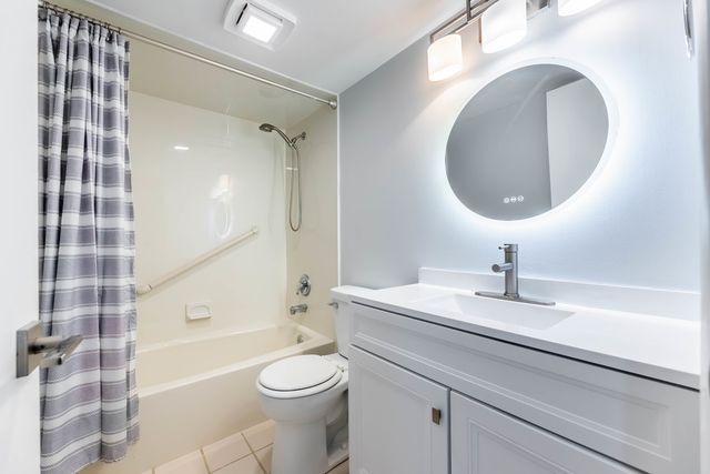 8830 Mobile Avenue 201, Oak Lawn, IL 60453