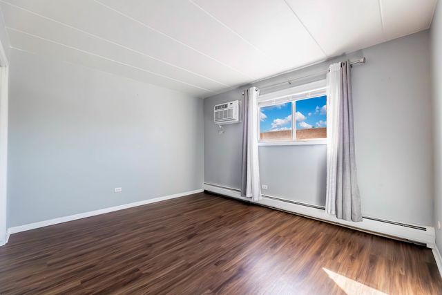 8830 Mobile Avenue 201, Oak Lawn, IL 60453