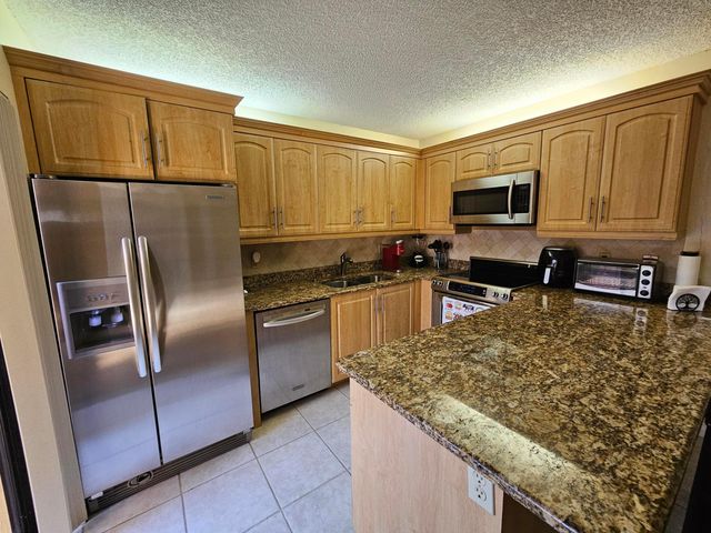 9982 NW 6th Court, Plantation, FL 33324