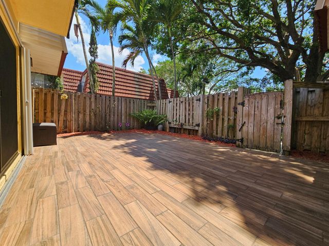 9982 NW 6th Court, Plantation, FL 33324