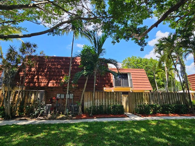 9982 NW 6th Court, Plantation, FL 33324