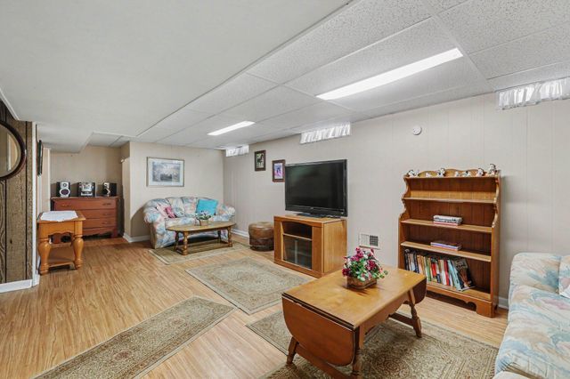 668 S Hawthorne Street, Westland, MI 48186