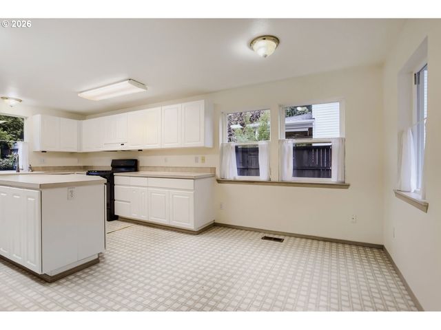 3237 Sw CARAWAY Ct, Portland, OR 97219