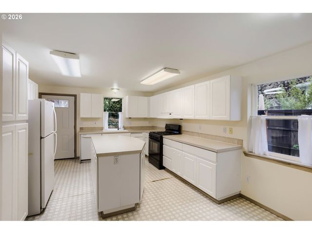 3237 Sw CARAWAY Ct, Portland, OR 97219